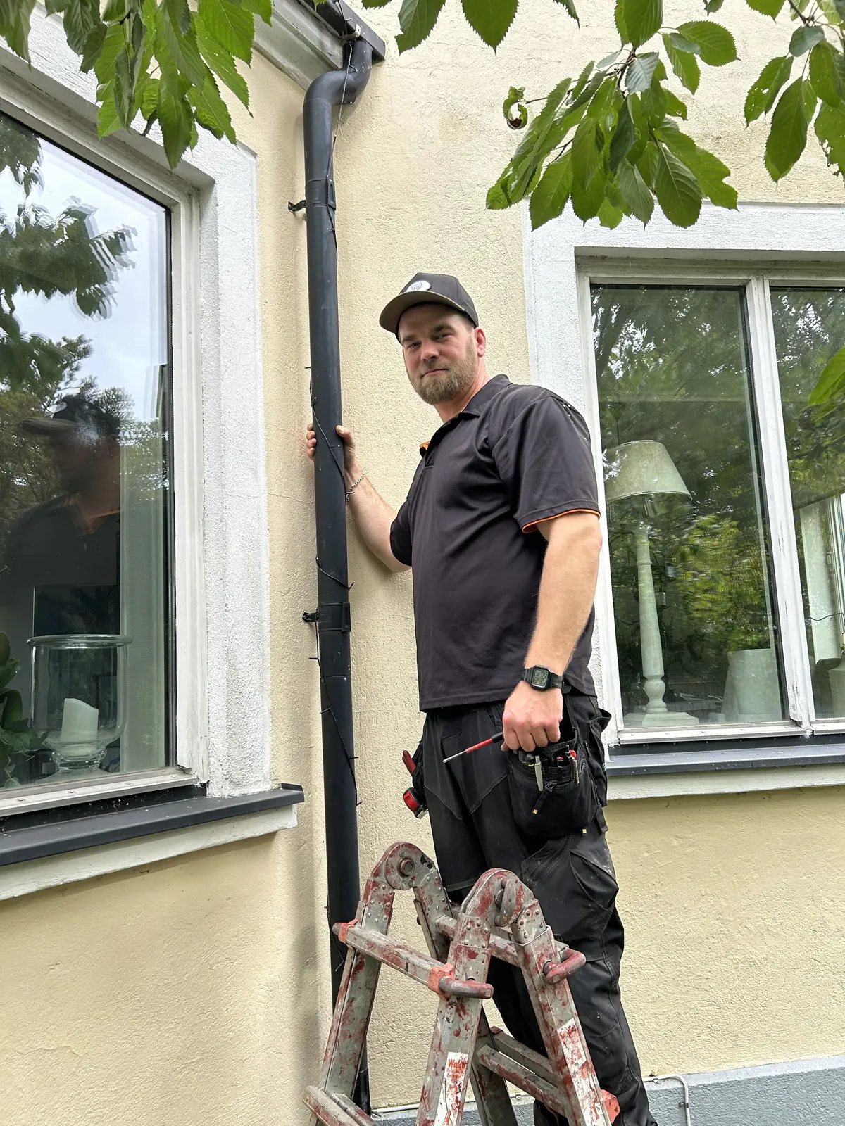 Rött trähus i en grön lantlig omgivning i Sverige